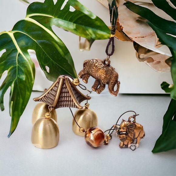 ELEPHANT CHIMES WITH ELEPHANTS AT TOP AND BOTTOM - Picture 1 of 6